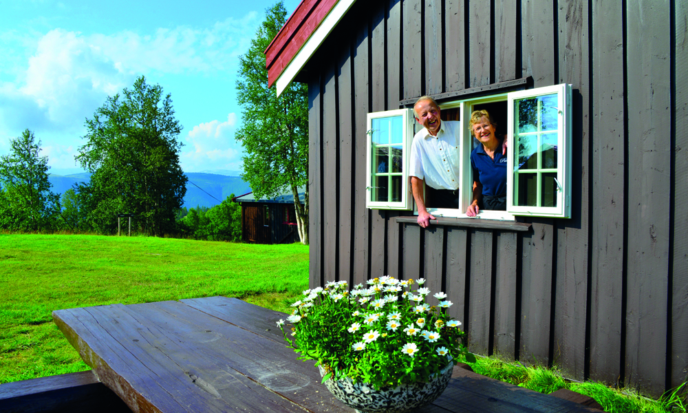 Det er gjerne vertskapet som gjør et sted, og Hans og kona May Britt Svastuen er mye av grunnen til at folk trives så godt på Putten Seter. De ville gjerne se flere barn i fjellet, og det ble starten på den omtalte Jubileumsturen – som går fra hytte til hytte uten sekk. Foto: Ronny Frimann