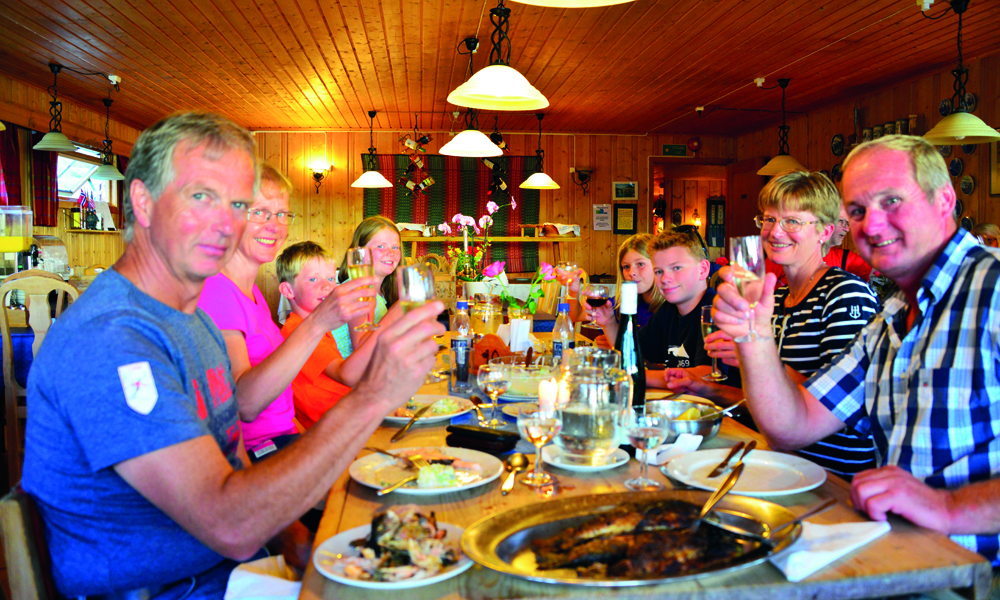 En treretters middag smaker godt etter en lang dags ferd! Foto: Ronny Frimann