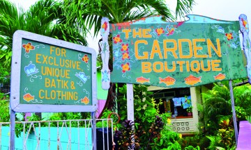 Fargerike hus og skilt setter stemningen både på Bequia og de fleste andre øyer i Karibia. Foto: Ronny Frimann