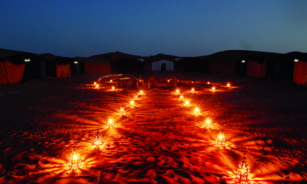 Når natten senker seg blir det bålkos og sang i leiren ute i ørkenen. Foto: Runar Larsen