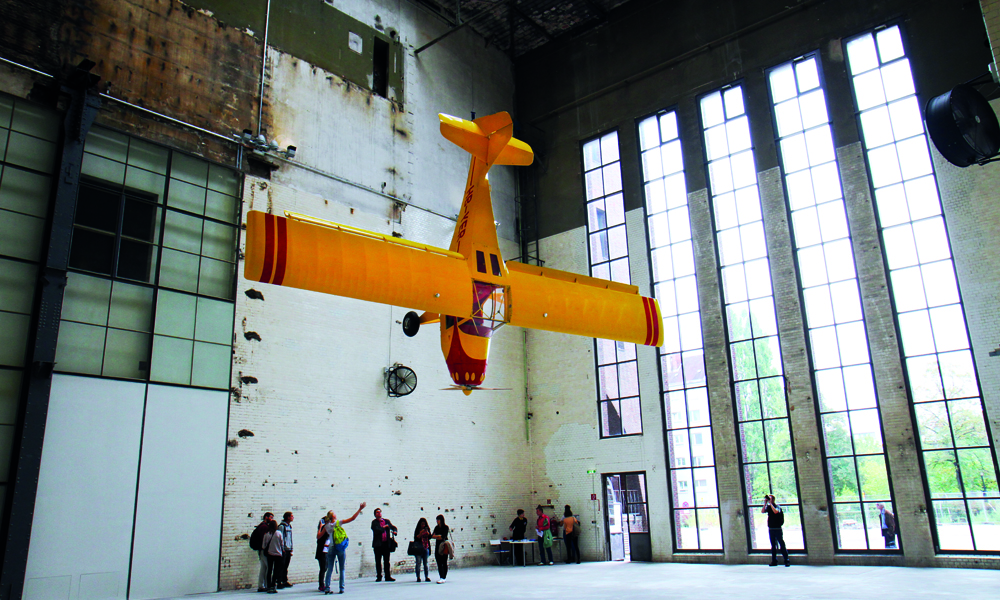Innstallasjonen «Kitfox Experimental» av  sveitsiske Roman Signer består ganske enkelt av et fly som henger ned fra taket. Foto: Runar Larsen
