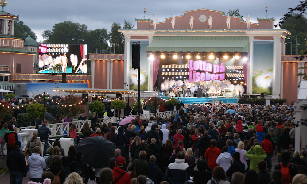 Allsang på Liseberg: Artisten Lotta Engberg hadde allsangkonsert som satte testpanelet i sommerstemning. Foto: Testpanelet