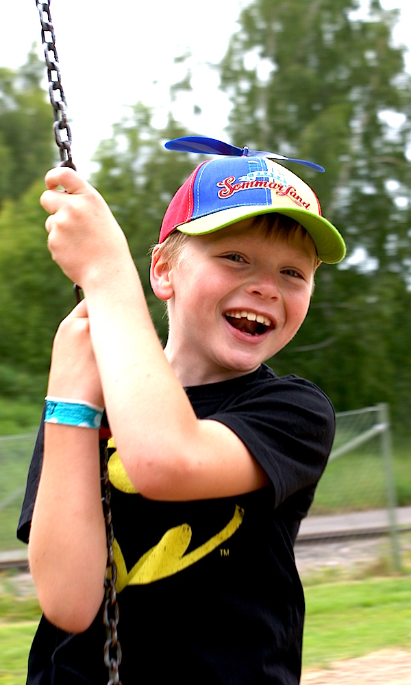 Svinger seg: William henger i linbanan. Foto: Testpanelet