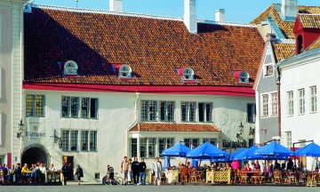 Det finnes mange hyggelige uterestauranter i Tallinn, som her på Town Hall Square. Foto: Tallinn Tourism
