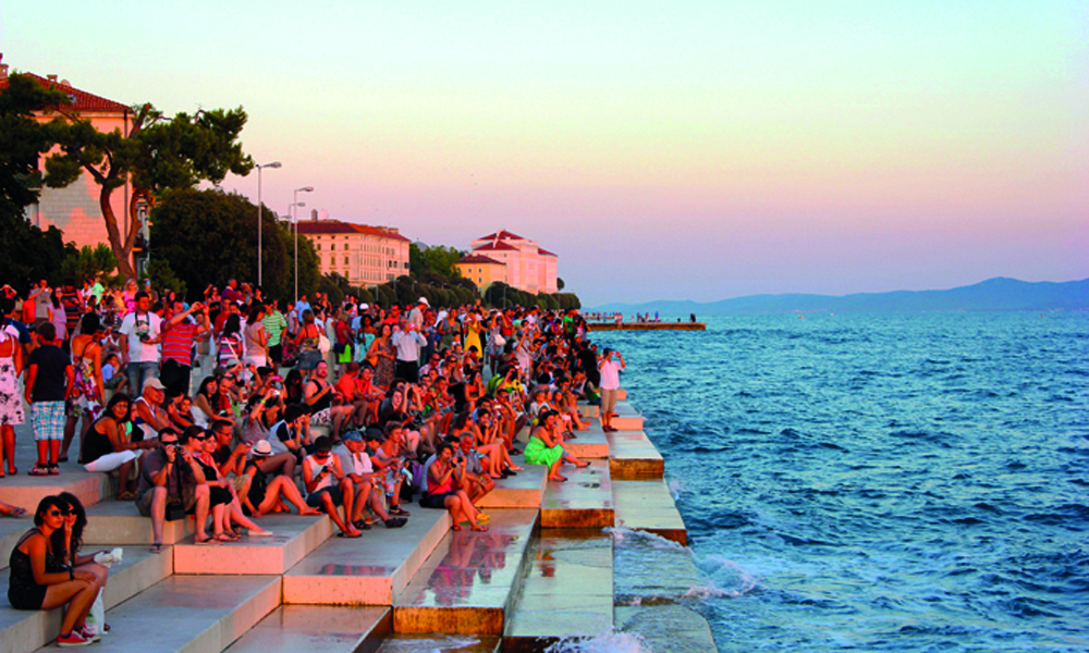 Både lokale og turister nyter solnedgangen på Zadar, som har blitt omtalt som «verdens vakreste». Foto: Marte Veimo