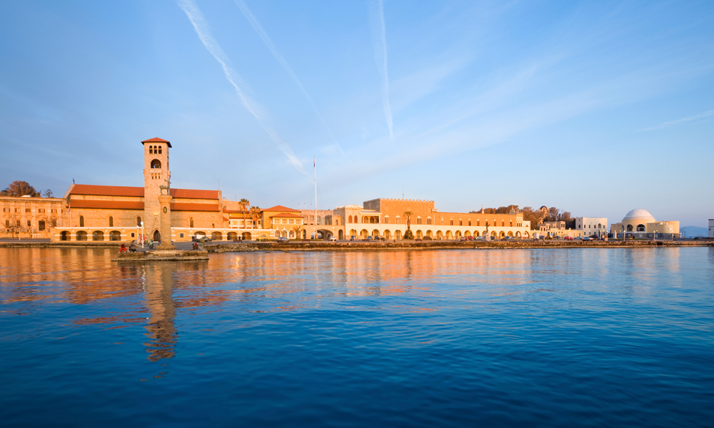 I Rhodos by kan du kose deg på stranden, shoppe, gå på kafeer og bouzoukiklubber - og drømme deg tilbake til middelalderen. Foto: Istock 