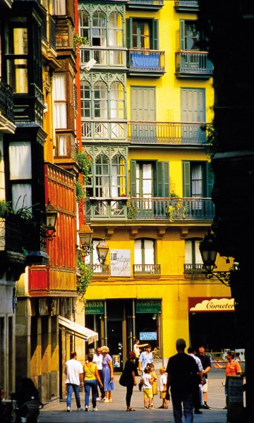 Innbygde balkonger, galerías, er populært i Nord-Spania, hvor soltimene er færre og innbyggerne derfor gjerne vil beholde varmen i leiligheten i stedet for å slippe den ut. Foto: Gjermund Glesnes