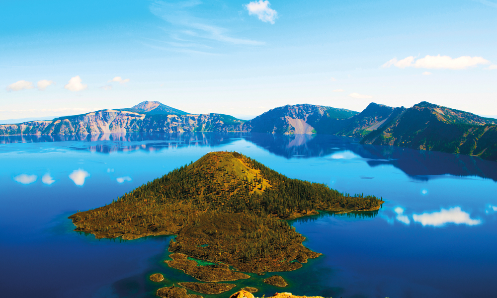 Crater Lake har vært nasjonalpark i over hundre år, og tilbyr ypperlige turmuligheter særlig om sommeren. Foto: Travel Oregon