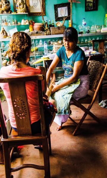 Tradisjonell medisin har dype røtter på Bali. Siden boken «Eat, Pray, Love» kom ut i 2006 har den erfarne healeren Wayan fått flere kunder. Foto: Mari Bareksten