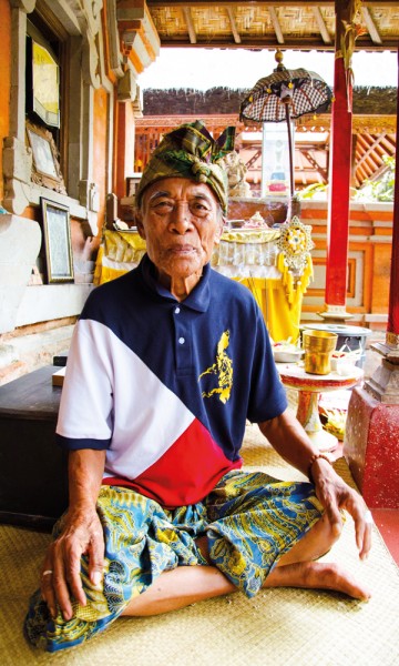 Ketut Liyer har blitt 99 år, og sluttet med å lese turisters hender. Men han kan fortsatt sende bort dårlige ånder og velsigne din fremtid. Foto: Mari Bareksten