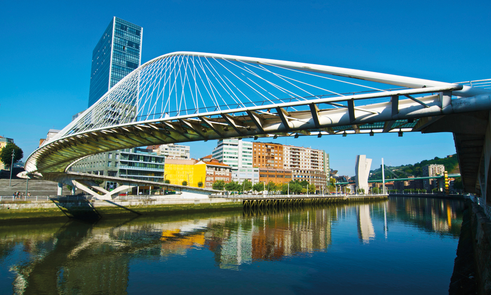 I «nye Bilbao» gjennomsyrer moderne arkitektur det meste, også broene sm blir bygd over Nervión-elva. Fotgjengerbroa Zubizuri er kanskje den aller fineste. Foto: Gjermund Glesnes