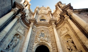 Valencias katedral tok et halvt årtusen å bygge. Og det synes, både på utsmykningen og på blandingen av stilarter. Foto: Spanias turistkontor