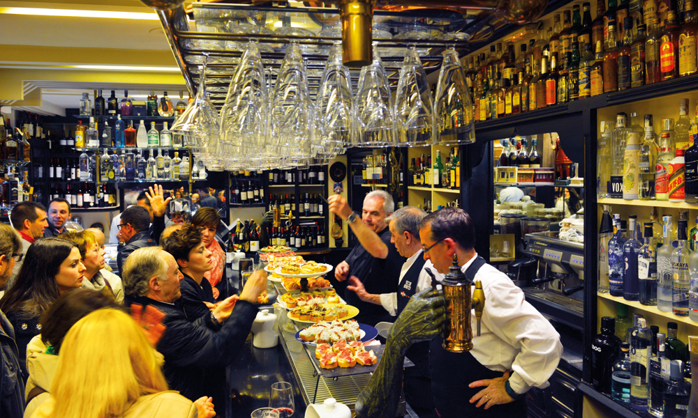 Tommelregelen er én pintxo per bar, og så videre til den neste. Foto: Gjermund Glesnes