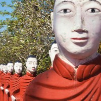 Også på Bilu Kyun finner du templer. Og statuer, nesten like talløse som buddhismens gjenfødelser. Foto: Gjermund Glesnes