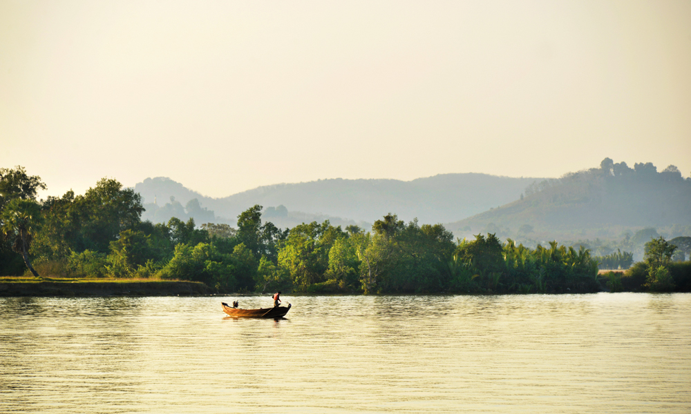 Når sola starter forberedelsene til leggetid bak Bilu Kyun, fylles elva av håpefulle fiskere i små båter. Foto: Gjermund Glesnes