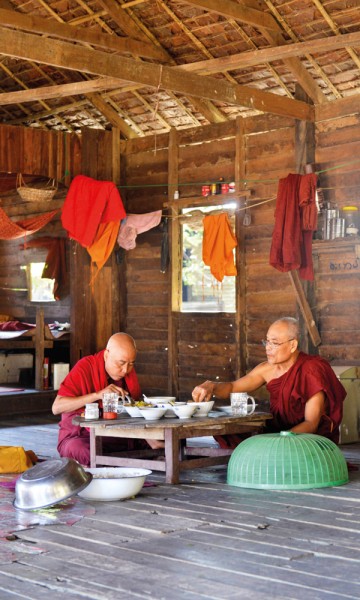 Turister til tross, Kawgunhulen er først og fremst et hellig sted, komplett med munker i klosteret nedenfor. Foto: Gjermund Glesnes