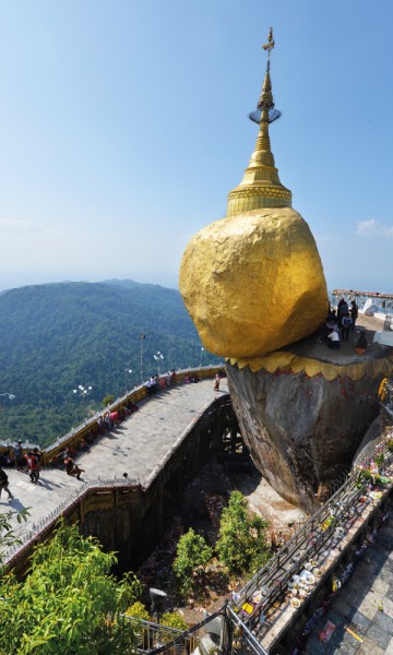 Den forgylte klippesteinen på Mt. Kyaiktiyo balanserer faretruende på kanten av stupet. Med Buddha-håret i stupaen på toppen beskytter nok pilegrimene. Foto: Gjermund Glesnes
