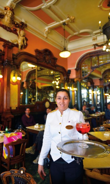 Etter åtte år som servitør på Café Majestic synes Carla Ribeiro fortsatt at interiøret er flott. Foto: Gjermund Glesnes