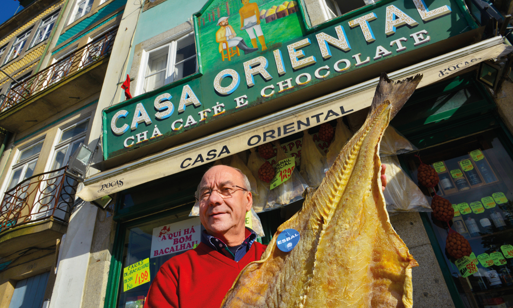 Etter 50 år med kjøp og salg av bacalhau er det lite José Maria i Casa Oriental ikke vet om saltet og tørket torsk. Foto: Gjermund Glesnes