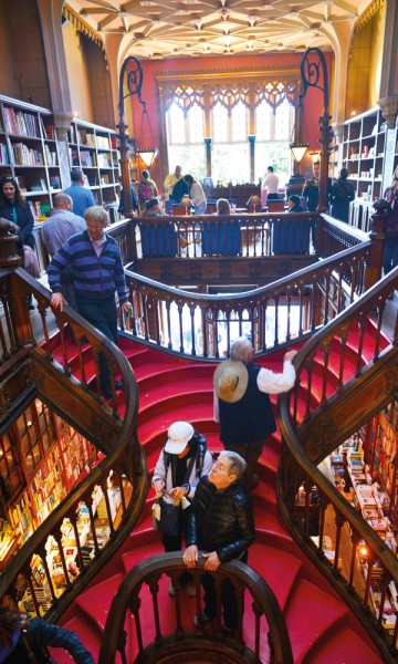 Livraria Lello har blitt kåret til en av verdens tre vakreste bokhandlere, og er nesten like mye severdighet som et sted du kjøper bøker. Foto: Gjermund Glesnes