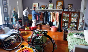 To etasjer over tehuset Rota do Cha har Miguel Ortigão en butikk som utelukkende selger ting han selv liker. Foto: Gjermund Glesnes