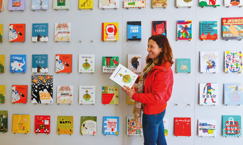 Adélia Carvalho nøyer seg ikke bare med å skrive barnebøker. Hun har også en egen butikk, der hun viser at bøker er kunst. Foto: Gjermund Glesnes
