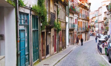 Smijernsbalkonger, fliser, karmer og dører - fargene er mange og flotte langs gatene i Porto. Foto: Gjermund Glesnes