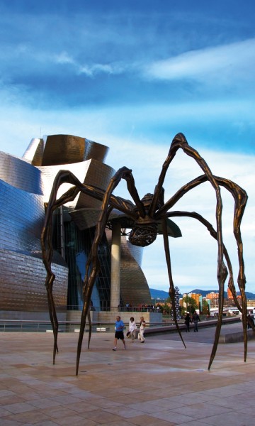 Louise Bourgeois´edderkoppskulptur Maman med Guggenheim-museet i bakgrunnen er et av de aller mest fotograferte motivene i Bilbao. Med god grunn. Foto: Gjermund Glesnes