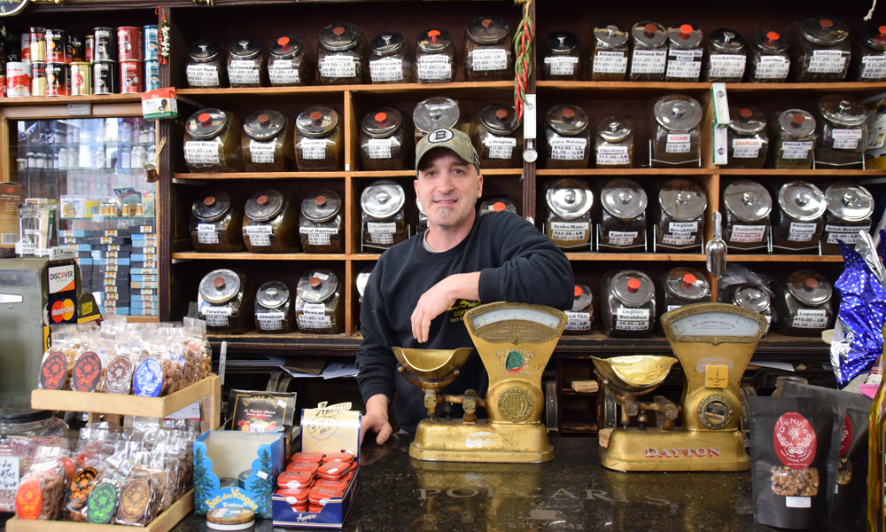 Bobby Eustace har stått bak denne disken siden han var 16 år gammel. I dag eier han den gamle nisjebutikken, som selger kaffe, te og krydder per vekt. Foto: Mari Bareksten