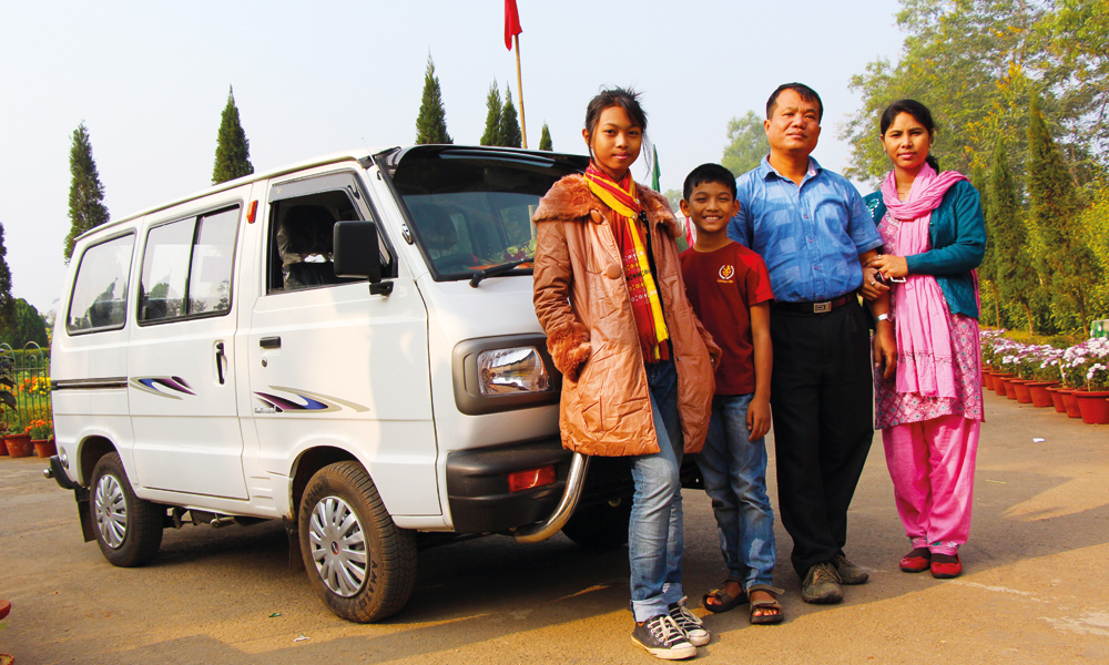 Kherengbar (15), Baslang (10), Bijoy (38) og Mina (34) Debbarma poserer foran den nyinnkjøpte bilen og er klar for roadtrip. Foto: Frank Hansen