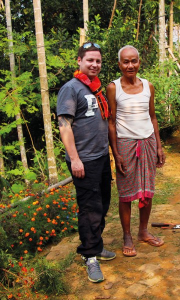 Roadtripen starter i Bijoys landsby. Faren til Bijoy, Mr. Rajendra (80), har alltid et prosjekt på gang rundt huset. Vi kunne ikke forstå hverandre med ord, men noen ganger kan man forså hverandre med hjertet. Foto: Frank Hansen