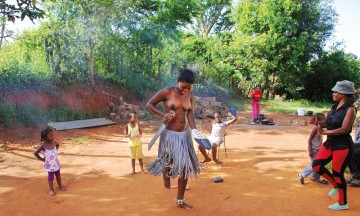 Tradisjonsrik dans er dypt forankret i Swazilands kultur. Stacey introduserte oss til den mest kjente danseformen av dem alle, Sibhaca. Foto: Kjersti Vangerud