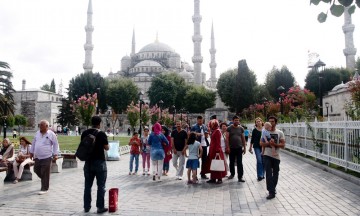 Sammen med guiden Sinan ble det tid til å se mange fine sider av byen. Foto: Marit Helgerud