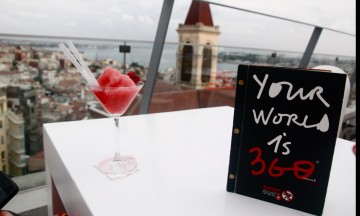 På den trendy restauranten 360 Istanbul kan man nyte godt av både god mat og den flotte utsikten over hele byen. Foto: Marit Helgerud