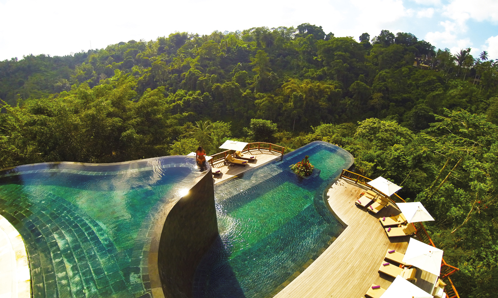 Siden boken «Eat, Pray, Love» kom ut i 2006 har stadig flere besøkt Ubud, hvor Hanging Gardens er et av de mer spektakulære overnattingsstedene. Foto: Mari Bareksten