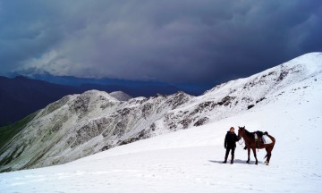 Det er ikke langt fra snøkledde topper til lune kvelder rundt bålet. Foto: Jorunn Elise Østbø