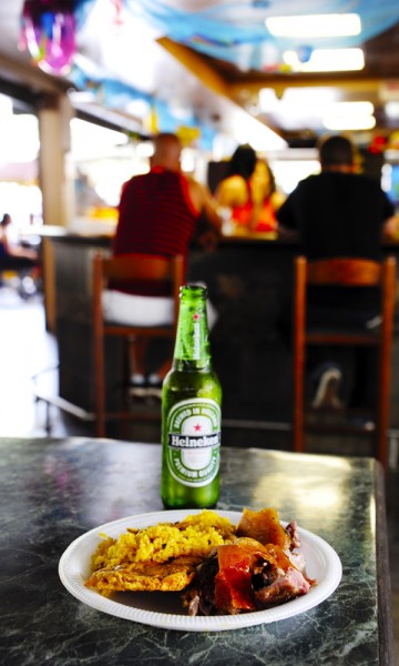 Delikatessen lechón asado – helstekt gris – nyes best sammen med en iskald øl. Foto: Torild Moland 