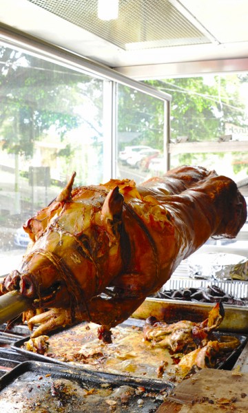 Helstekt gris – lechón asado – er en delikatesse som best nytes på det lille stedet Guavate langt ute på landsbygda. Foto: Torild Moland 