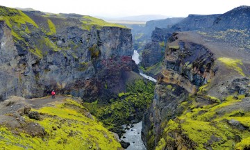 Ett enslig menneske blir lite i forhold til den veldige canyonen Markarfljótsgljúfur. Foto: Gjermund Glesnes