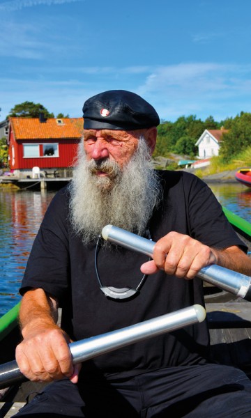 Thore Sveberg har sitt sommerparadis – og atelier – på Arntsholmen. Ringer du ham, henter han deg på brygga og ror deg ut til galleriet. Foto: Gjermund Glesnes