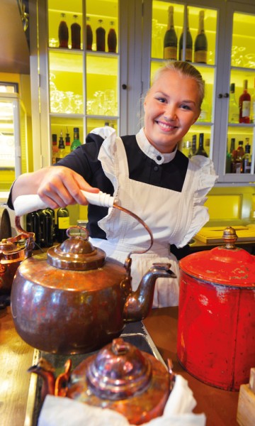 På Paulsens hotell er alt holdt i gammel stil, fra kaffekjele til arbeidsuniformer. Foto: Gjermund Glesnes