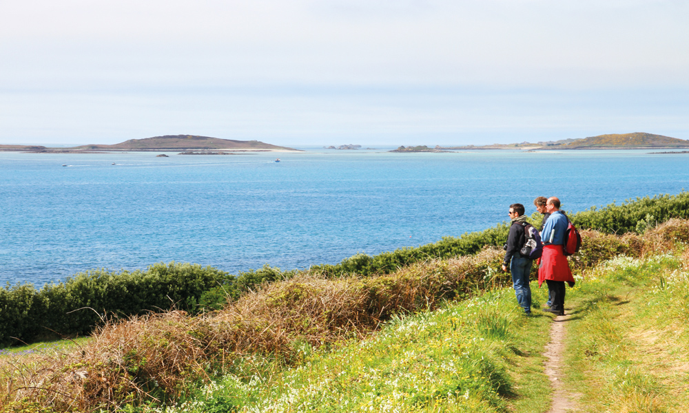 Den mektige St. Michaels Mount ligger utenfor havnebyen Penzance på fastlandet. Herfra er det et par timer med båt og en tidsreise 30 år tilbake i tid til de avsidesliggende øyperlene ute i havgapet. Foto: Runar Larsen