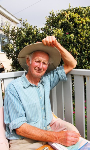 Peter Smith har jobbet som kunstner på Scillyøyene i en mannsalder. Men lite har forandret seg siden han først reiste ut til øygruppen sør for England. Foto: Runar Larsen