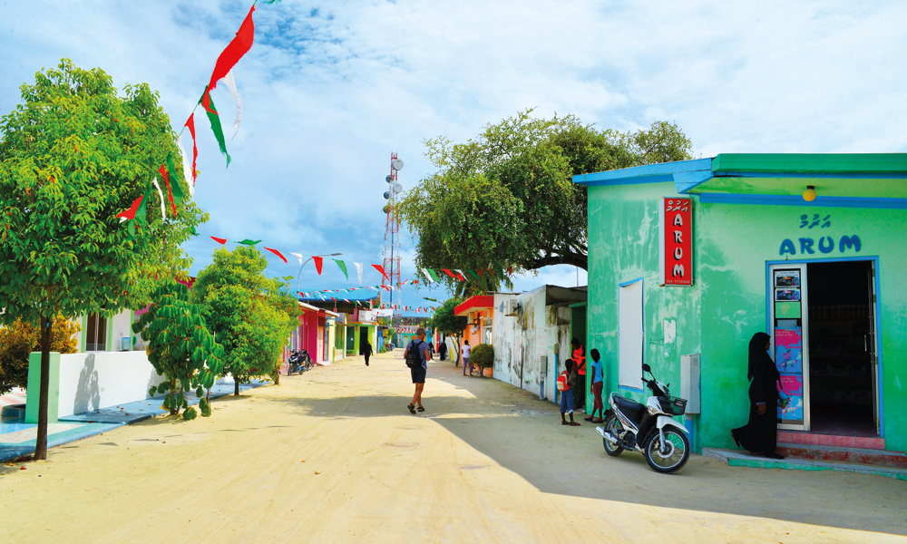 Små, fargerike butikker og restauranter ligger side om side langs sandgatene på Maafushi. Foto: Yvonne Melby Schulze