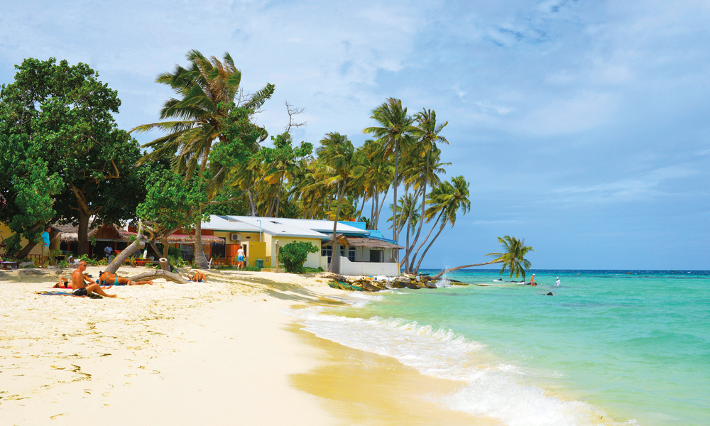 På den lokale øya Maafushi har turistene fått sin egen del av stranda, der det er tillatt å sole seg og bade i bikini. Foto: Yvonne Melby Schulze