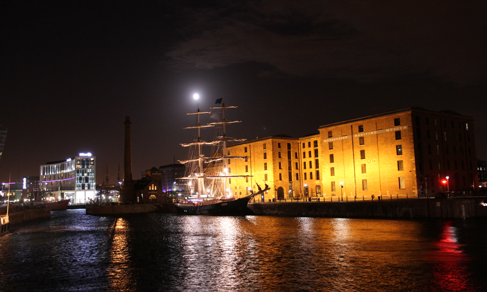 Liverpool er gammel havneby, og Albert Dock var sentrum for skipstrafikk. I dag huser bygningene museum, leiligheter og restauranter. Foto: Runar Larsen