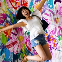 Hoppende glad på utstillingen Affordable Art Fair i Hong Kong. Foto: Mari Bareksten