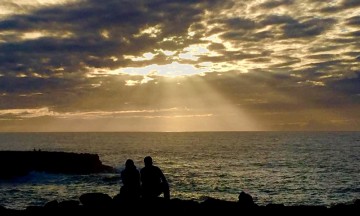 Så med ett er vi ved havet, og vi setter oss ned og nyter solnedgangen. Rabat er den første moderne byen vi møter på turen. Foto: Hans-Christian Bøhler