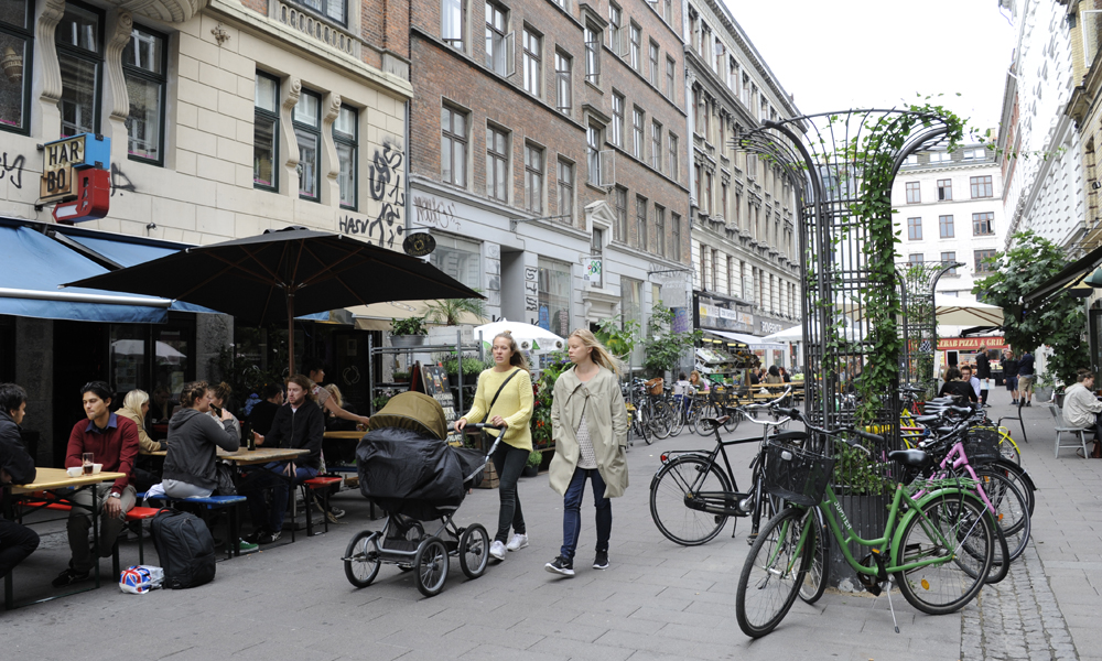 I Nørrebrogade i København er sykkelstier og fortau bygget ut, mens kjørefelt er snevret inn.  Foto: Torild Moland