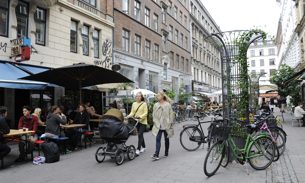 I Nørrebrogade i København er sykkelstier og fortau bygget ut, mens kjørefelt er snevret inn. Foto: Torild Moland